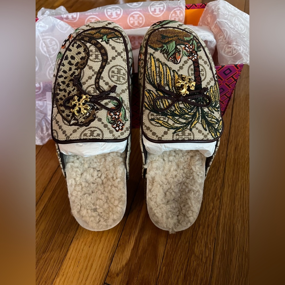 Tory Burch Brown Monogram Fur Cheetah Mules Slides in Size 6.5 - Picture 2 of 9